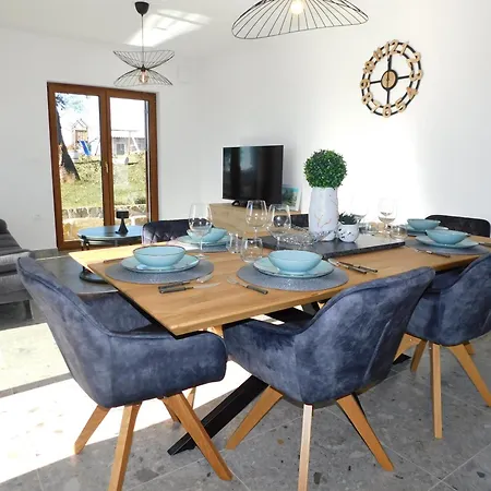 Počitniška hiša Nova With Pool Sveti Peter