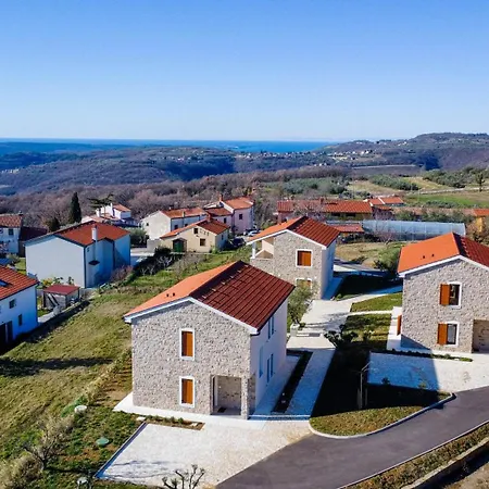 Počitniška hiša Nova With Pool