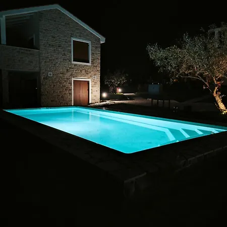 Nova With Pool Hébergement de vacances