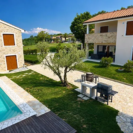 Hébergement de vacances Nova With Pool